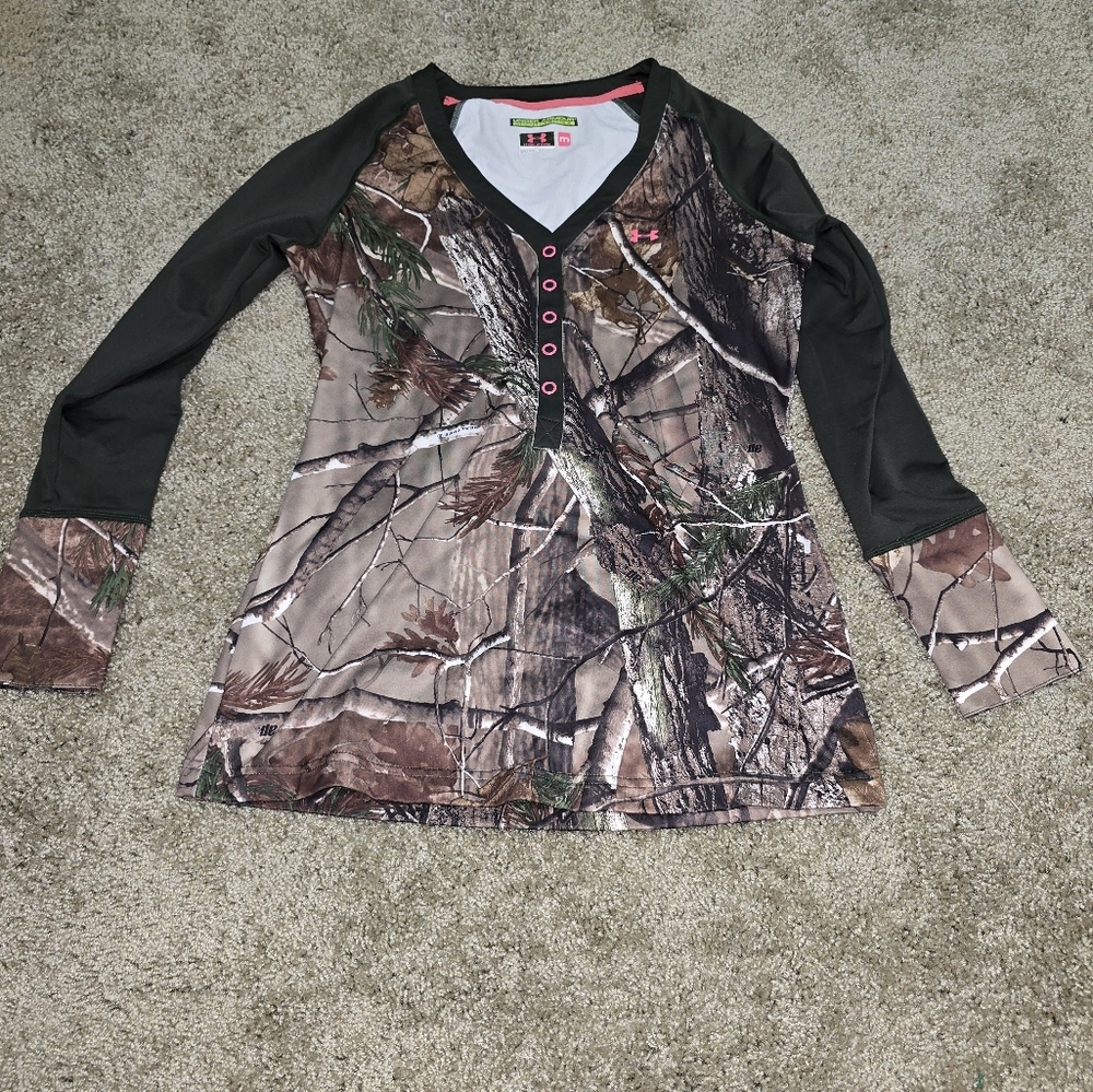 Under Armour scent control cold gear long sleeve shirt. Womens Med